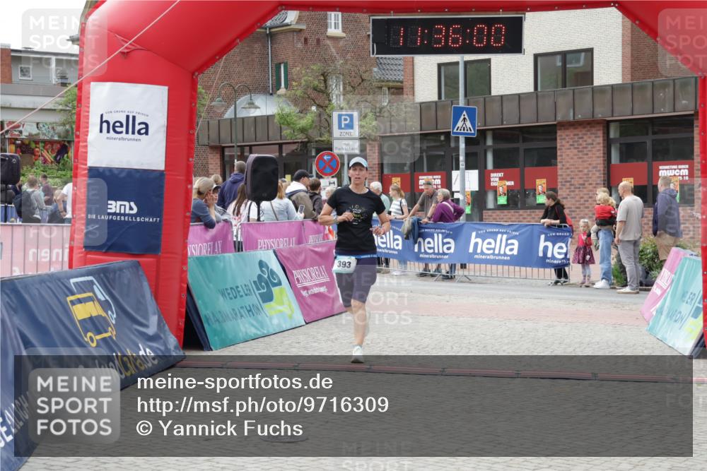 10.05.2026 - 8. Wedeler Halbmarathon Yannick Fuchs http://msf.ph/oto/9716309 10.05.2026 11:35:58 Ziel 393, 898 meine-sportfotos.de