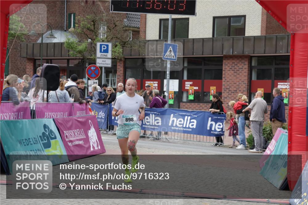 10.05.2026 - 8. Wedeler Halbmarathon Yannick Fuchs http://msf.ph/oto/9716323 10.05.2026 11:36:02 Ziel 393, 898 meine-sportfotos.de