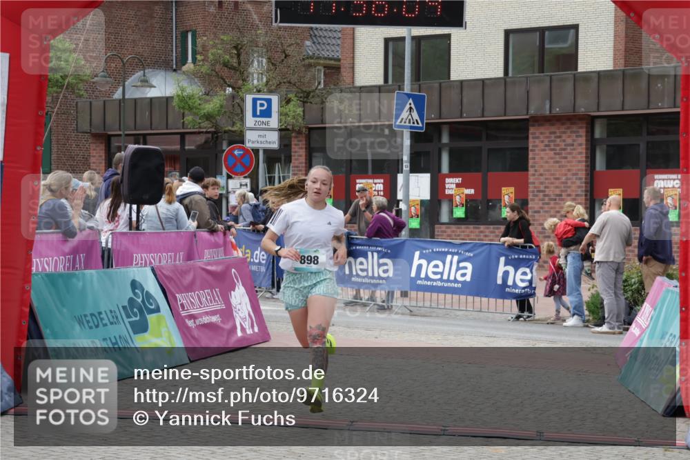 10.05.2026 - 8. Wedeler Halbmarathon Yannick Fuchs http://msf.ph/oto/9716324 10.05.2026 11:36:02 Ziel 393, 898 meine-sportfotos.de