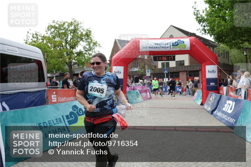 10.05.2026 - 8. Wedeler Halbmarathon Yannick Fuchs http://msf.ph/oto/9716354 10.05.2026 11:36:15 Ziel 730, 792, 2005, 2006, 2042 meine-sportfotos.de