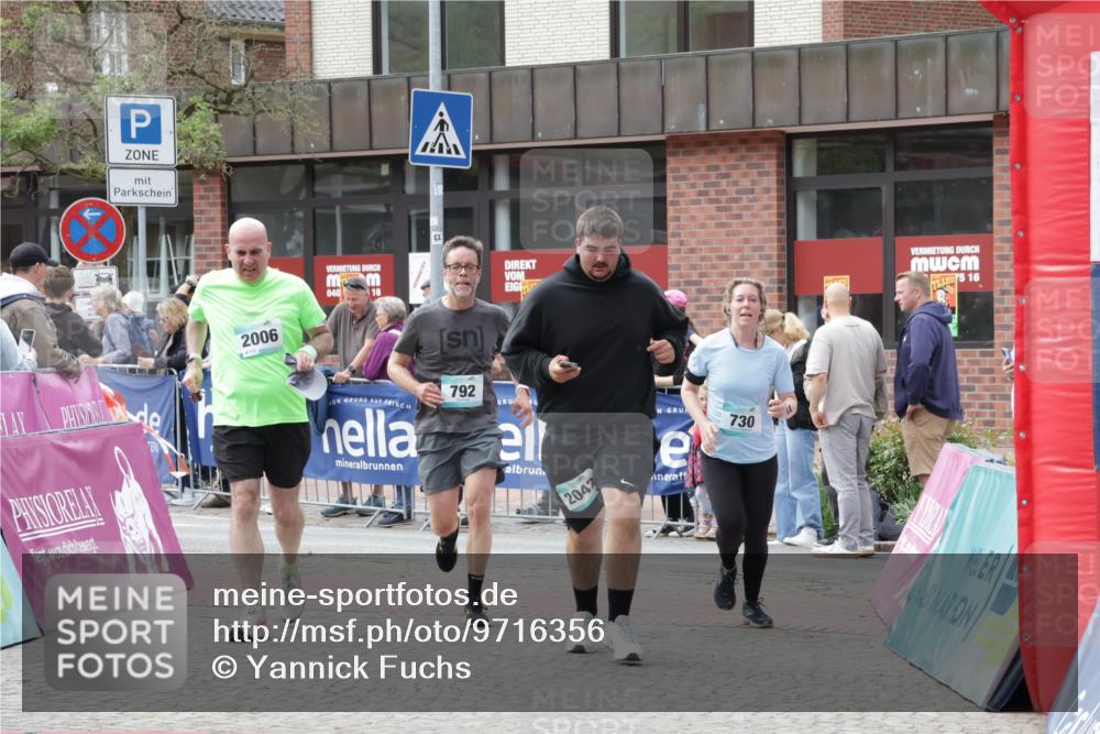 10.05.2026 - 8. Wedeler Halbmarathon Yannick Fuchs http://msf.ph/oto/9716356 10.05.2026 11:36:16 Ziel 730, 792, 2005, 2006, 2042 meine-sportfotos.de