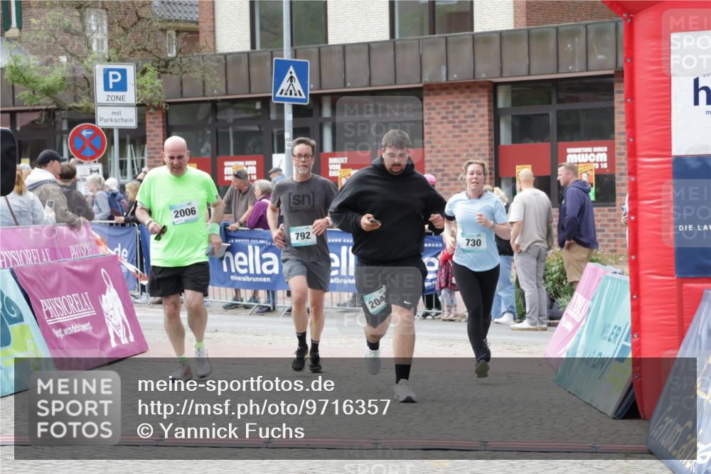 10.05.2026 - 8. Wedeler Halbmarathon Yannick Fuchs http://msf.ph/oto/9716357 10.05.2026 11:36:17 Ziel 730, 792, 2005, 2006, 2042 meine-sportfotos.de