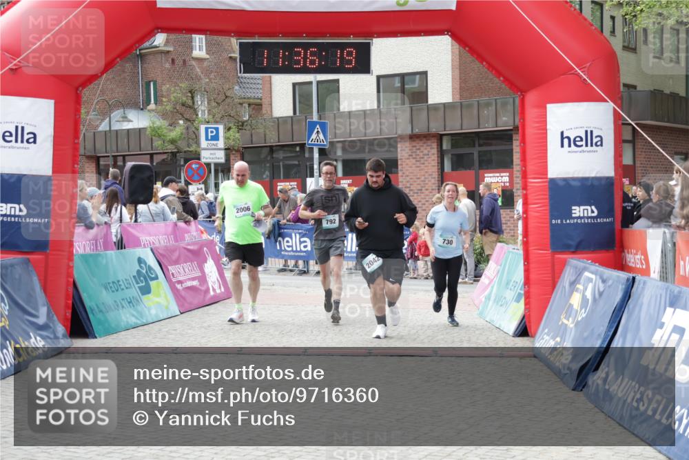 10.05.2026 - 8. Wedeler Halbmarathon Yannick Fuchs http://msf.ph/oto/9716360 10.05.2026 11:36:17 Ziel 730, 792, 2005, 2006, 2042 meine-sportfotos.de