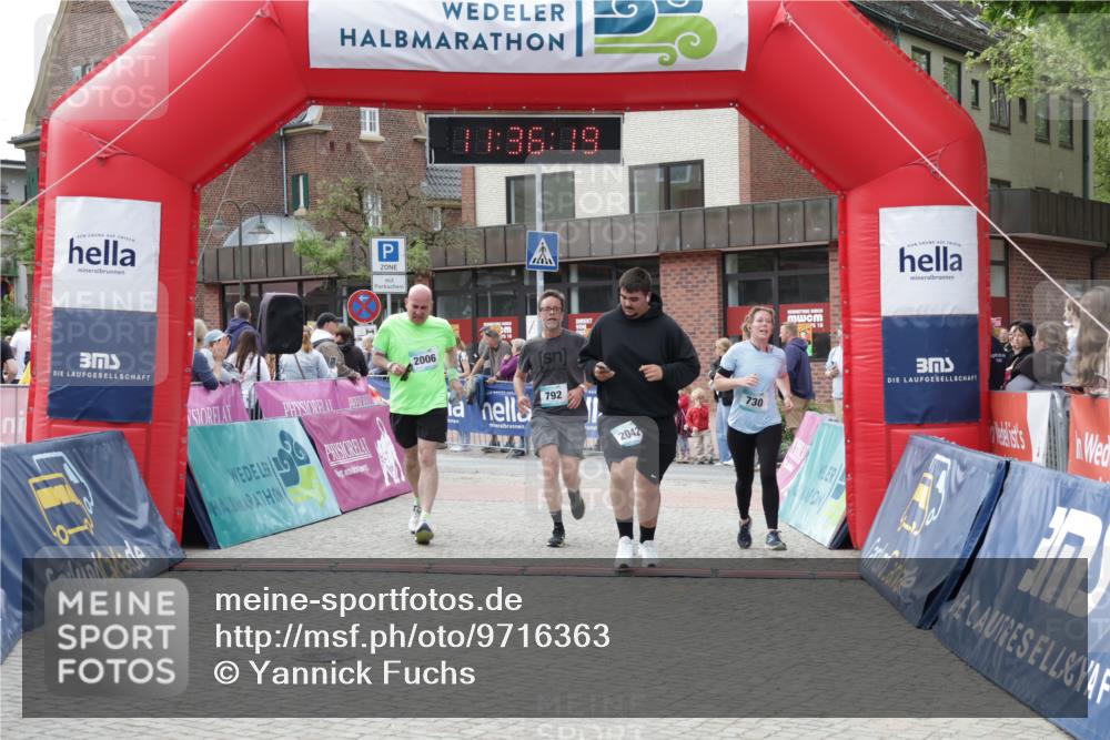 10.05.2026 - 8. Wedeler Halbmarathon Yannick Fuchs http://msf.ph/oto/9716363 10.05.2026 11:36:18 Ziel 730, 792, 2005, 2006, 2042 meine-sportfotos.de