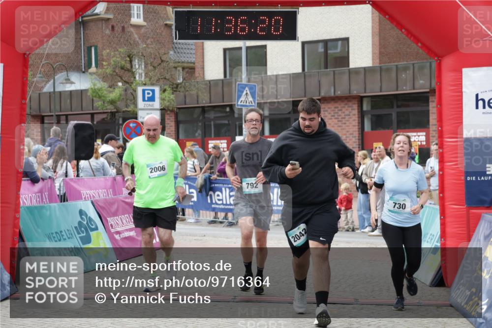 10.05.2026 - 8. Wedeler Halbmarathon Yannick Fuchs http://msf.ph/oto/9716364 10.05.2026 11:36:18 Ziel 730, 792, 2005, 2006, 2042 meine-sportfotos.de