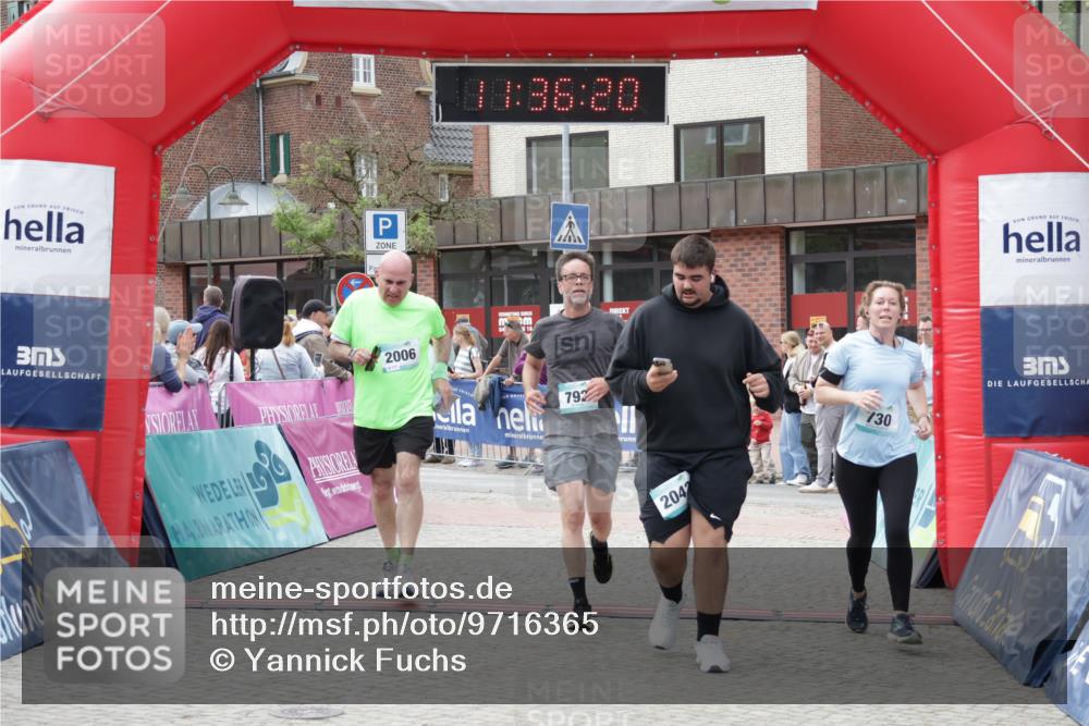 10.05.2026 - 8. Wedeler Halbmarathon Yannick Fuchs http://msf.ph/oto/9716365 10.05.2026 11:36:18 Ziel 730, 792, 2005, 2006, 2042 meine-sportfotos.de