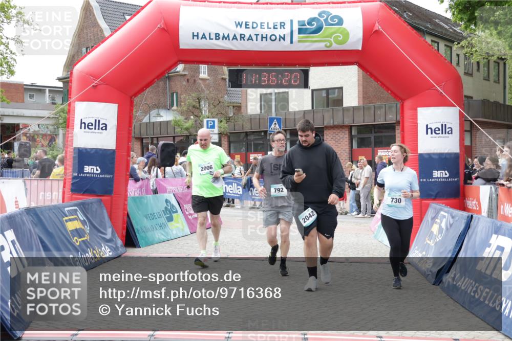 10.05.2026 - 8. Wedeler Halbmarathon Yannick Fuchs http://msf.ph/oto/9716368 10.05.2026 11:36:19 Ziel 730, 792, 2006, 2042 meine-sportfotos.de