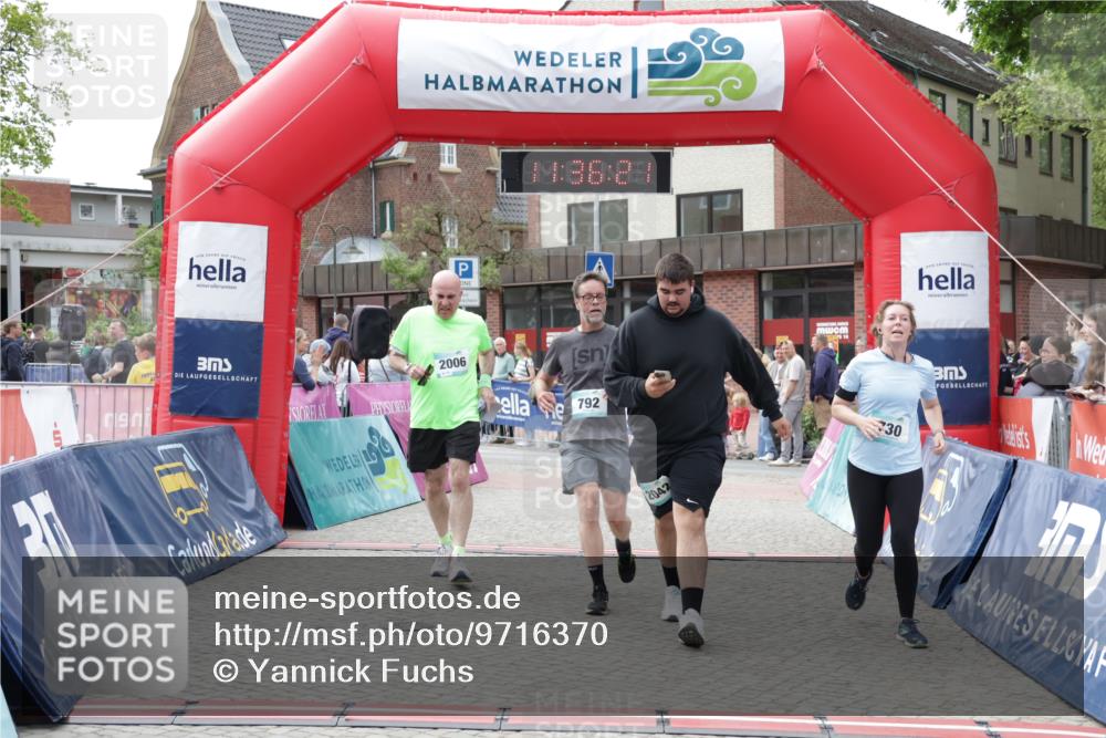 10.05.2026 - 8. Wedeler Halbmarathon Yannick Fuchs http://msf.ph/oto/9716370 10.05.2026 11:36:19 Ziel 730, 792, 2006, 2042 meine-sportfotos.de