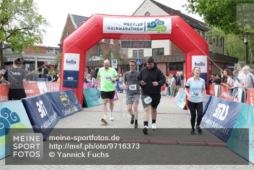 10.05.2026 - 8. Wedeler Halbmarathon Yannick Fuchs http://msf.ph/oto/9716373 10.05.2026 11:36:20 Ziel 730, 792, 2006, 2042 meine-sportfotos.de