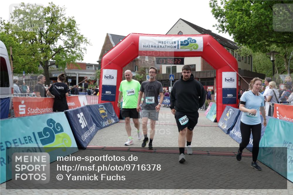 10.05.2026 - 8. Wedeler Halbmarathon Yannick Fuchs http://msf.ph/oto/9716378 10.05.2026 11:36:21 Ziel 154, 730, 792, 2006, 2042 meine-sportfotos.de
