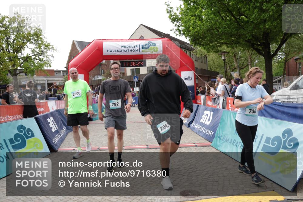 10.05.2026 - 8. Wedeler Halbmarathon Yannick Fuchs http://msf.ph/oto/9716380 10.05.2026 11:36:22 Ziel 154, 730, 792, 2006, 2042 meine-sportfotos.de