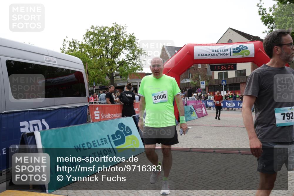 10.05.2026 - 8. Wedeler Halbmarathon Yannick Fuchs http://msf.ph/oto/9716383 10.05.2026 11:36:24 Ziel 154, 730, 792, 2006, 2042 meine-sportfotos.de