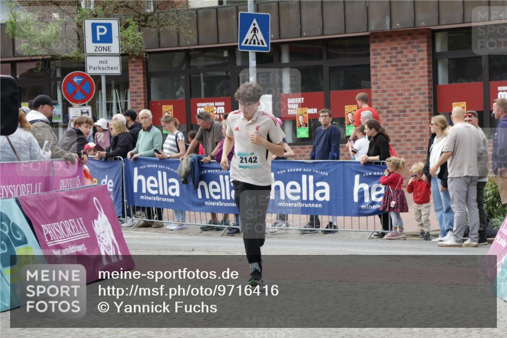 10.05.2026 - 8. Wedeler Halbmarathon Yannick Fuchs http://msf.ph/oto/9716416 10.05.2026 11:36:41 Ziel 2142 meine-sportfotos.de
