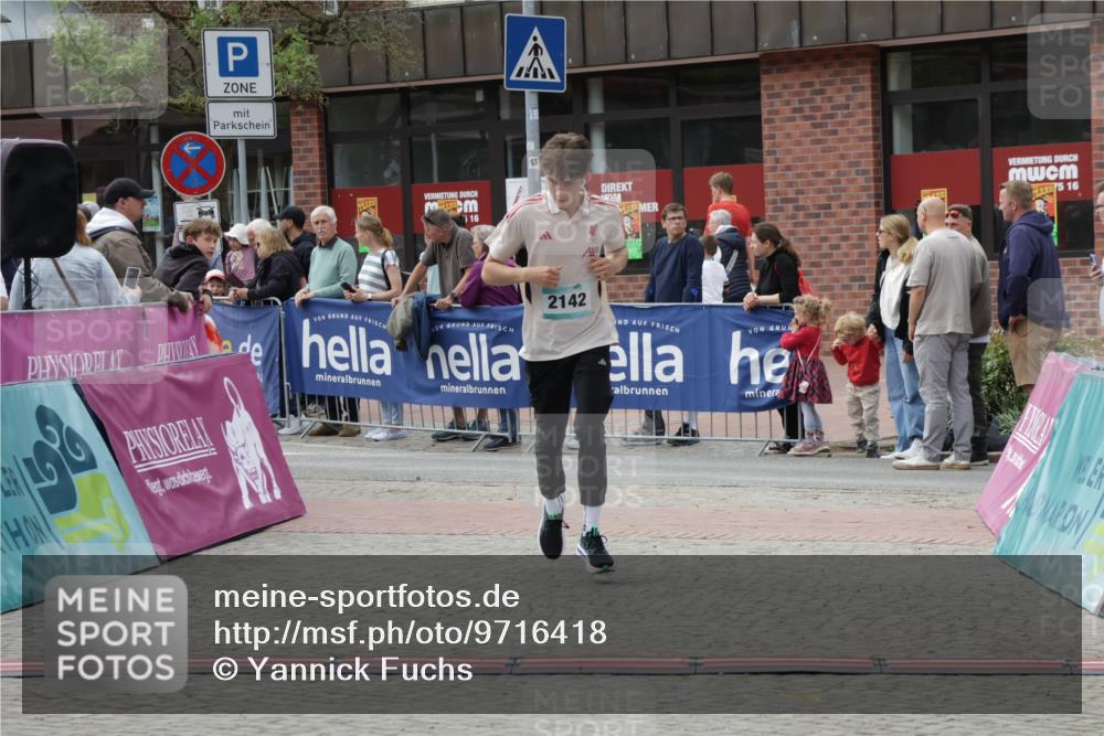 10.05.2026 - 8. Wedeler Halbmarathon Yannick Fuchs http://msf.ph/oto/9716418 10.05.2026 11:36:41 Ziel 2142 meine-sportfotos.de