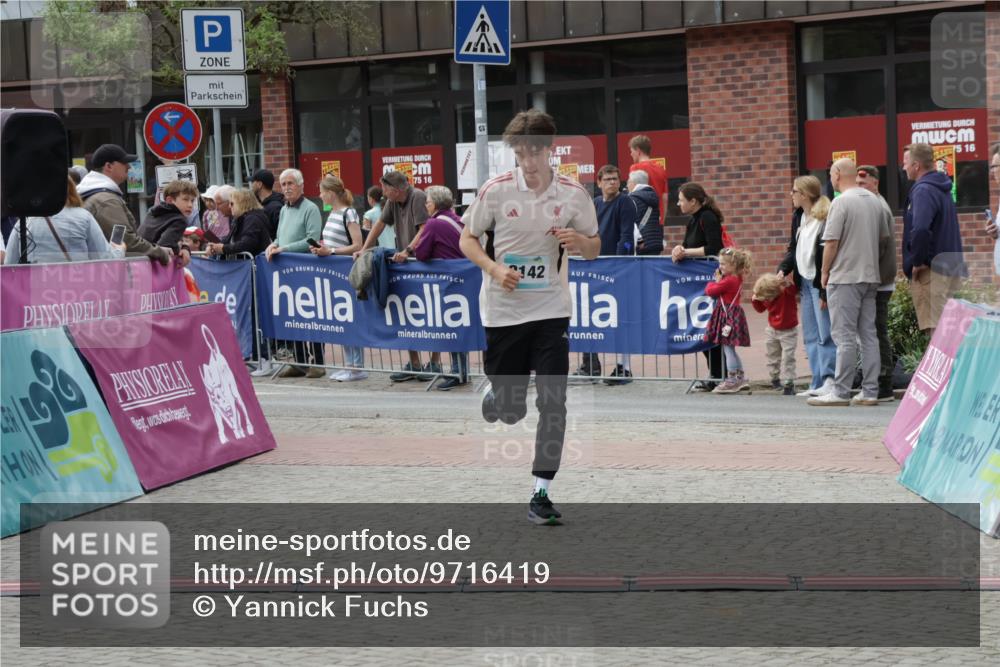 10.05.2026 - 8. Wedeler Halbmarathon Yannick Fuchs http://msf.ph/oto/9716419 10.05.2026 11:36:41 Ziel 2142 meine-sportfotos.de
