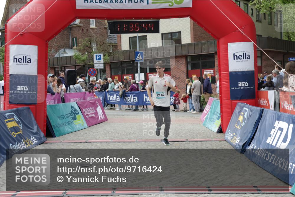 10.05.2026 - 8. Wedeler Halbmarathon Yannick Fuchs http://msf.ph/oto/9716424 10.05.2026 11:36:42 Ziel 2142 meine-sportfotos.de