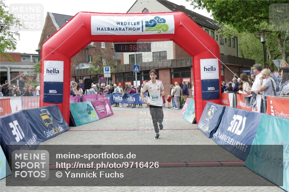 10.05.2026 - 8. Wedeler Halbmarathon Yannick Fuchs http://msf.ph/oto/9716426 10.05.2026 11:36:42 Ziel 2142 meine-sportfotos.de