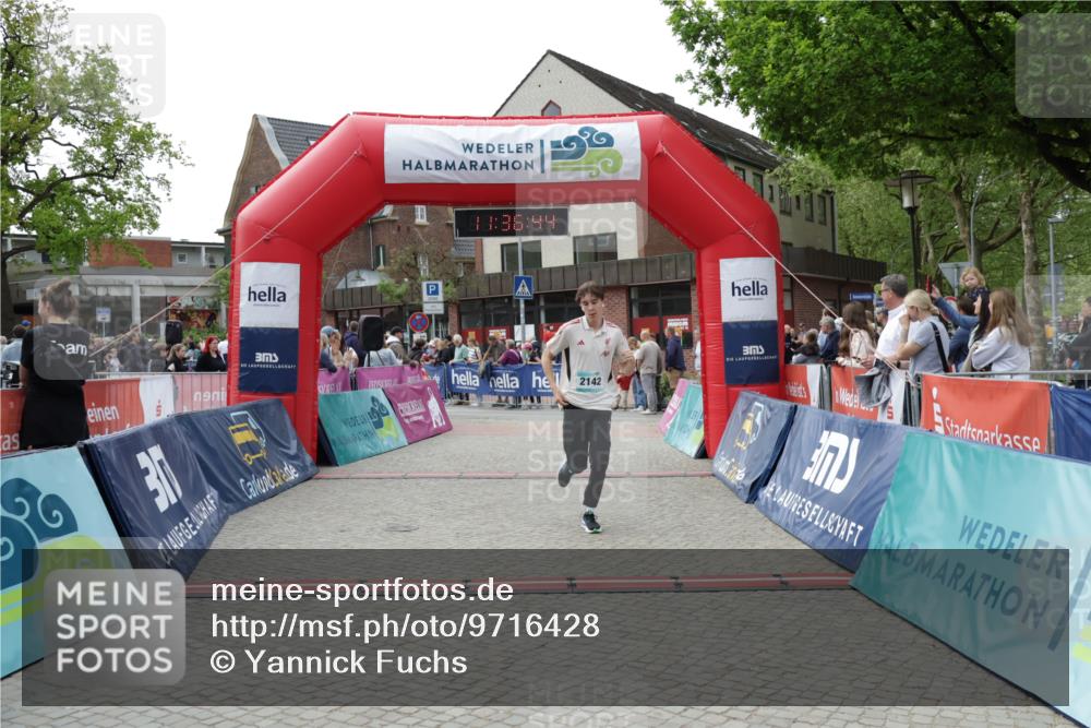 10.05.2026 - 8. Wedeler Halbmarathon Yannick Fuchs http://msf.ph/oto/9716428 10.05.2026 11:36:43 Ziel 2142 meine-sportfotos.de