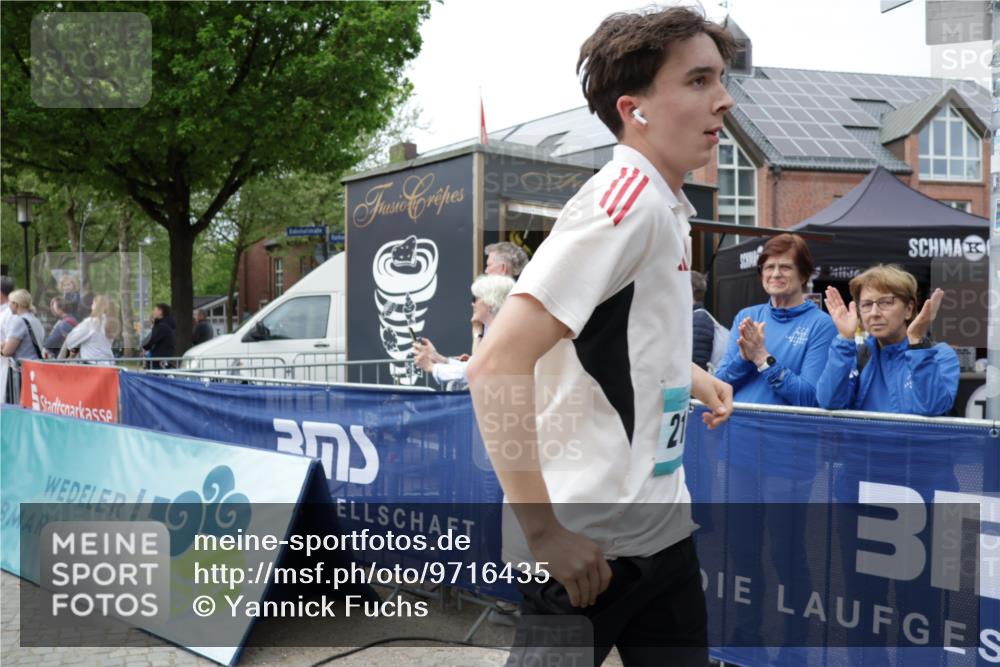 10.05.2026 - 8. Wedeler Halbmarathon Yannick Fuchs http://msf.ph/oto/9716435 10.05.2026 11:36:45 Ziel 2142 meine-sportfotos.de