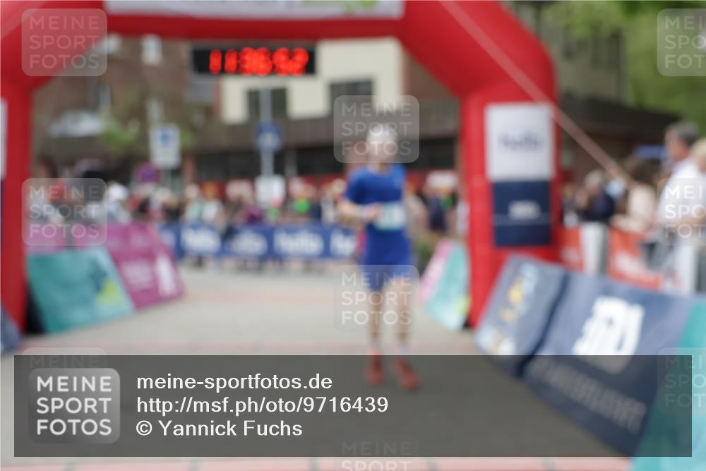10.05.2026 - 8. Wedeler Halbmarathon Yannick Fuchs http://msf.ph/oto/9716439 10.05.2026 11:36:50 Ziel 11, 950 meine-sportfotos.de