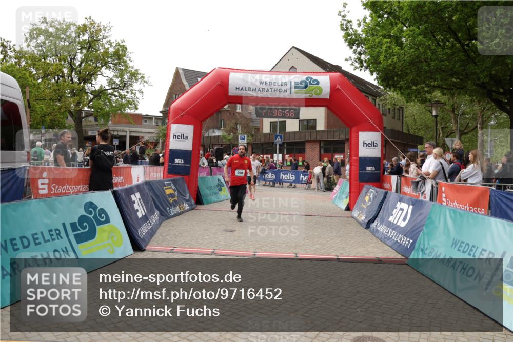10.05.2026 - 8. Wedeler Halbmarathon Yannick Fuchs http://msf.ph/oto/9716452 10.05.2026 11:36:54 Ziel 11, 632, 934, 950 meine-sportfotos.de