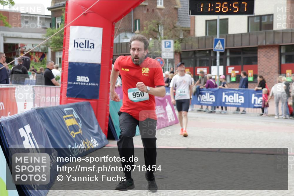 10.05.2026 - 8. Wedeler Halbmarathon Yannick Fuchs http://msf.ph/oto/9716454 10.05.2026 11:36:55 Ziel 11, 632, 934, 950 meine-sportfotos.de