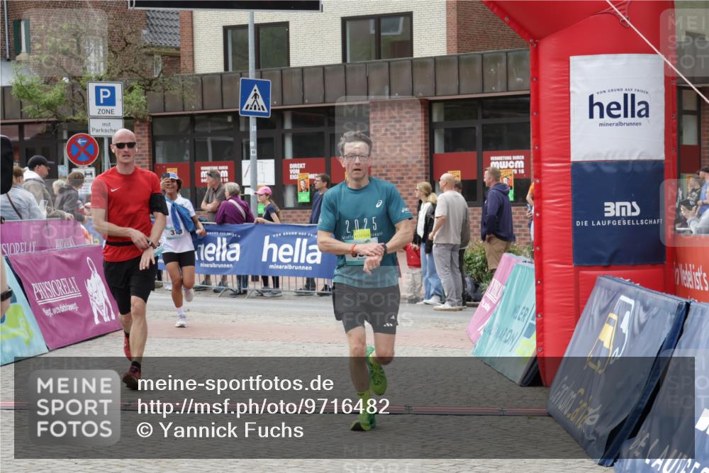 10.05.2026 - 8. Wedeler Halbmarathon Yannick Fuchs http://msf.ph/oto/9716482 10.05.2026 11:37:05 Ziel 31, 333, 696, 2068 meine-sportfotos.de
