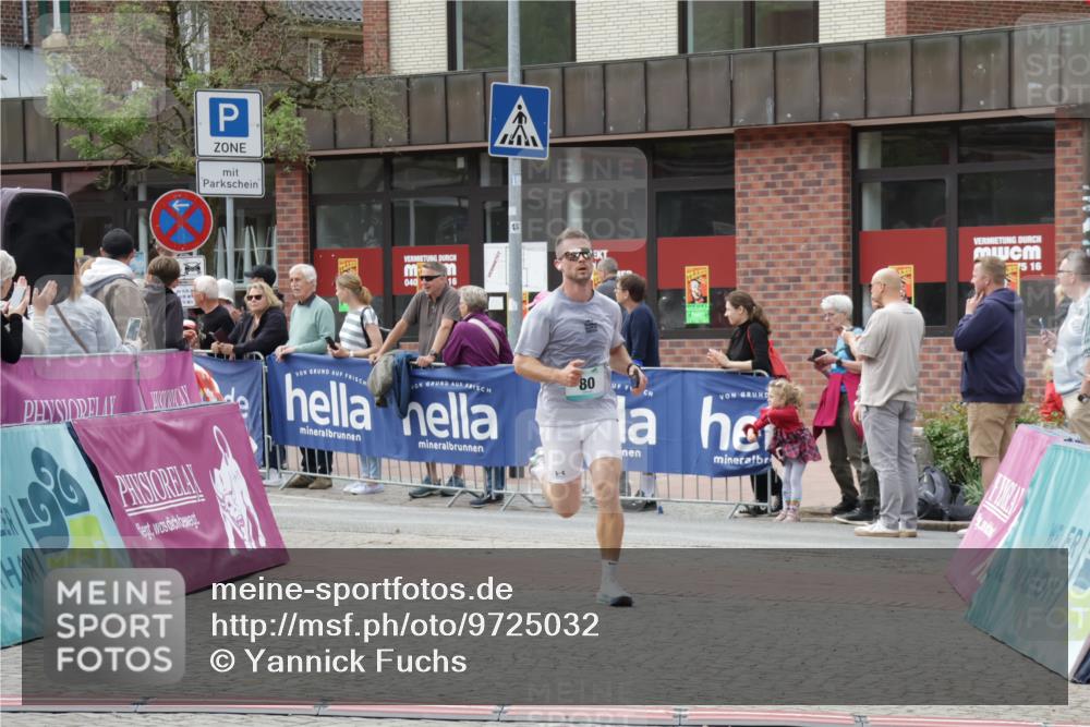 10.05.2026 - 8. Wedeler Halbmarathon Yannick Fuchs http://msf.ph/oto/9725032 10.05.2026 11:38:04 Ziel 80, 789, 2017, 2208 meine-sportfotos.de