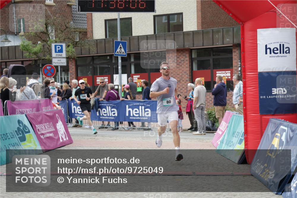 10.05.2026 - 8. Wedeler Halbmarathon Yannick Fuchs http://msf.ph/oto/9725049 10.05.2026 11:38:04 Ziel 80, 789, 2017, 2208 meine-sportfotos.de