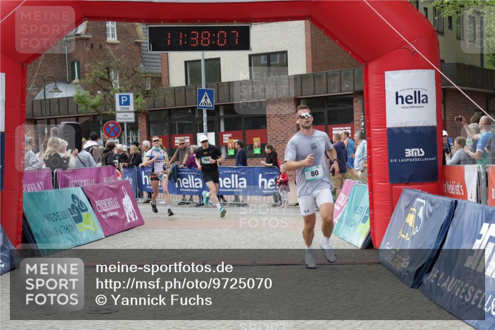 10.05.2026 - 8. Wedeler Halbmarathon Yannick Fuchs http://msf.ph/oto/9725070 10.05.2026 11:38:05 Ziel 80, 789, 2017, 2208 meine-sportfotos.de