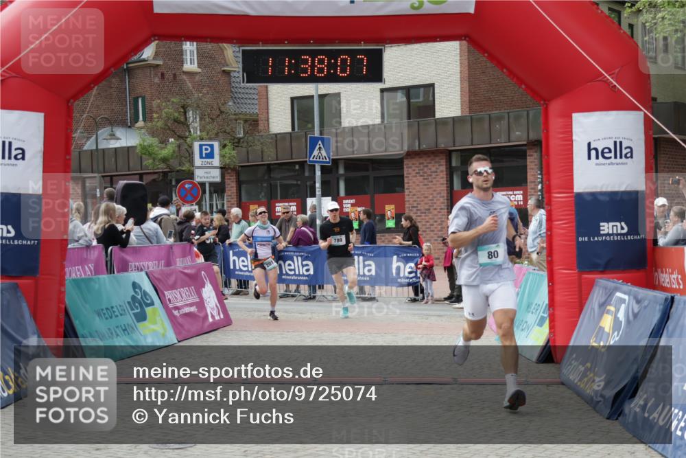 10.05.2026 - 8. Wedeler Halbmarathon Yannick Fuchs http://msf.ph/oto/9725074 10.05.2026 11:38:05 Ziel 80, 789, 2017, 2208 meine-sportfotos.de