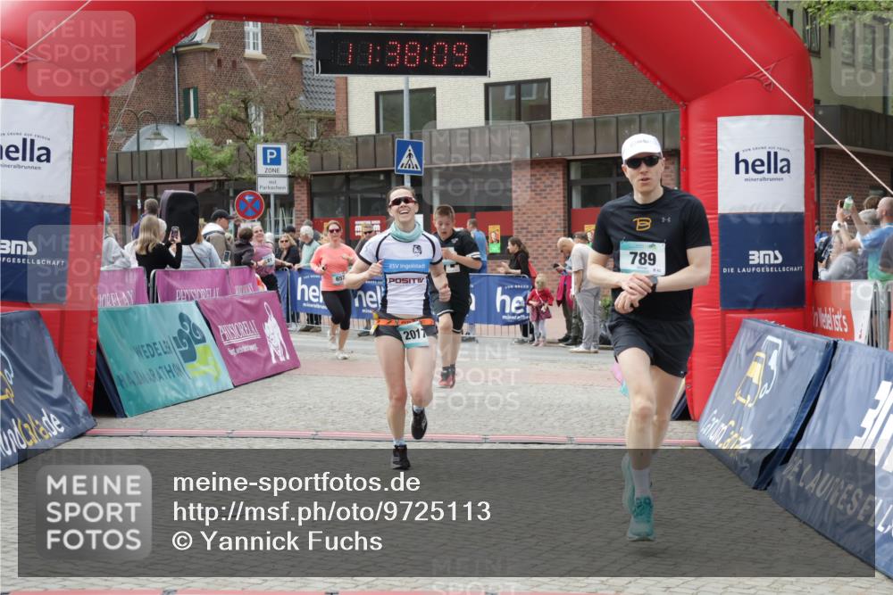 10.05.2026 - 8. Wedeler Halbmarathon Yannick Fuchs http://msf.ph/oto/9725113 10.05.2026 11:38:08 Ziel 80, 81, 657, 789, 2017, 2208 meine-sportfotos.de
