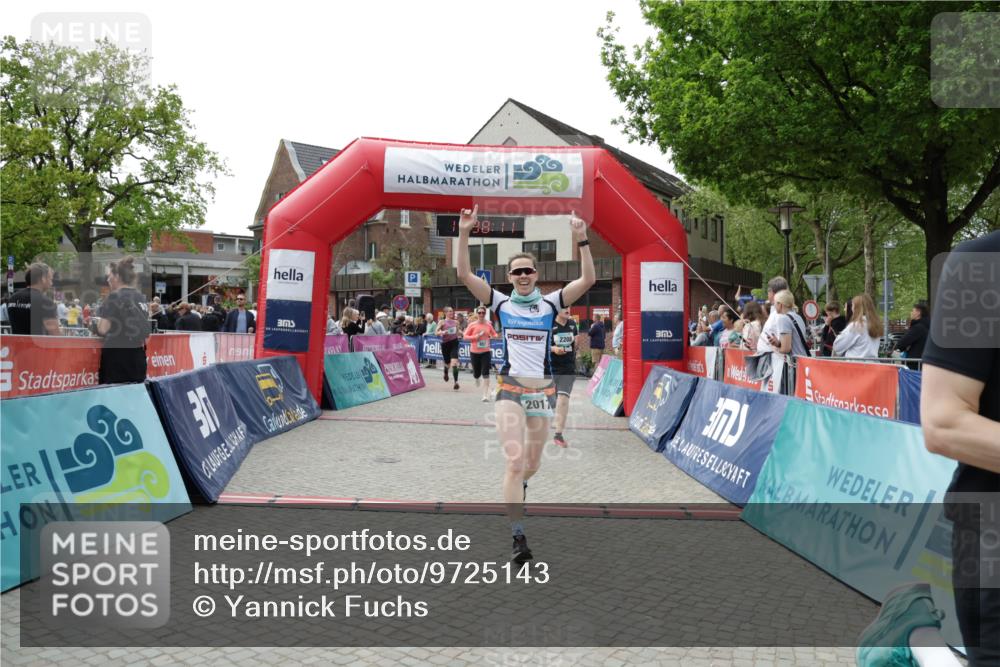10.05.2026 - 8. Wedeler Halbmarathon Yannick Fuchs http://msf.ph/oto/9725143 10.05.2026 11:38:09 Ziel 80, 81, 657, 789, 2017, 2208 meine-sportfotos.de