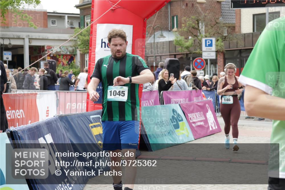 10.05.2026 - 8. Wedeler Halbmarathon Yannick Fuchs http://msf.ph/oto/9725362 10.05.2026 11:38:21 Ziel 146, 360, 582, 768, 922, 1045, 2040, 2145 meine-sportfotos.de