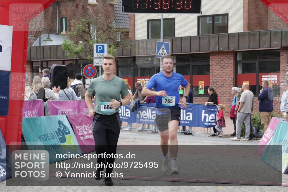 10.05.2026 - 8. Wedeler Halbmarathon Yannick Fuchs http://msf.ph/oto/9725495 10.05.2026 11:38:28 Ziel 360, 425, 688, 765, 2040 meine-sportfotos.de