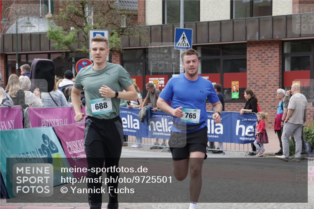 10.05.2026 - 8. Wedeler Halbmarathon Yannick Fuchs http://msf.ph/oto/9725501 10.05.2026 11:38:28 Ziel 360, 425, 688, 765, 2040 meine-sportfotos.de