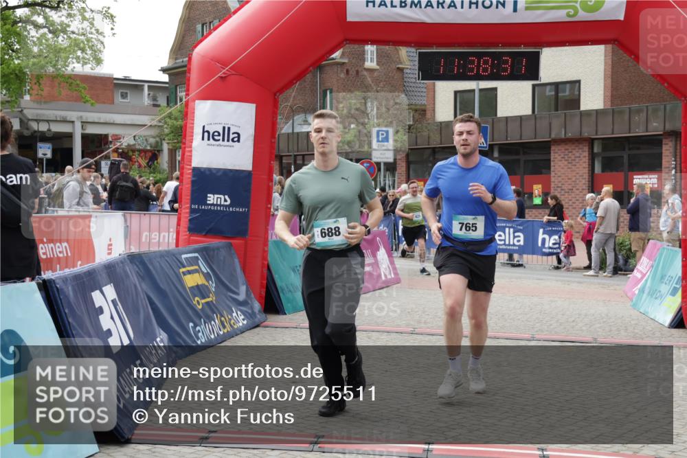 10.05.2026 - 8. Wedeler Halbmarathon Yannick Fuchs http://msf.ph/oto/9725511 10.05.2026 11:38:29 Ziel 360, 425, 688, 765, 2040 meine-sportfotos.de