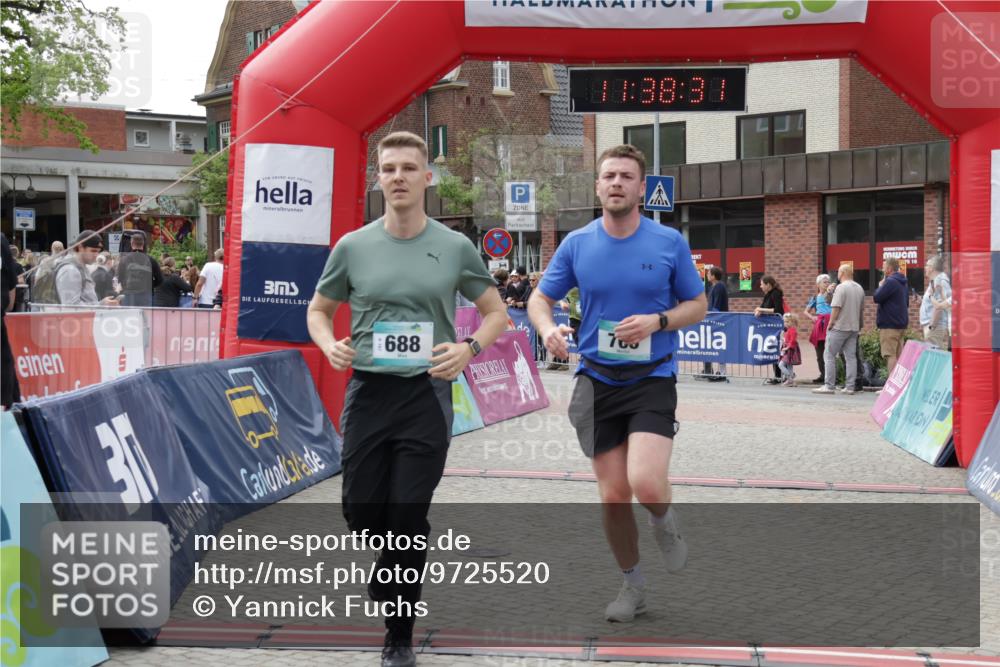 10.05.2026 - 8. Wedeler Halbmarathon Yannick Fuchs http://msf.ph/oto/9725520 10.05.2026 11:38:29 Ziel 360, 425, 688, 765, 2040 meine-sportfotos.de