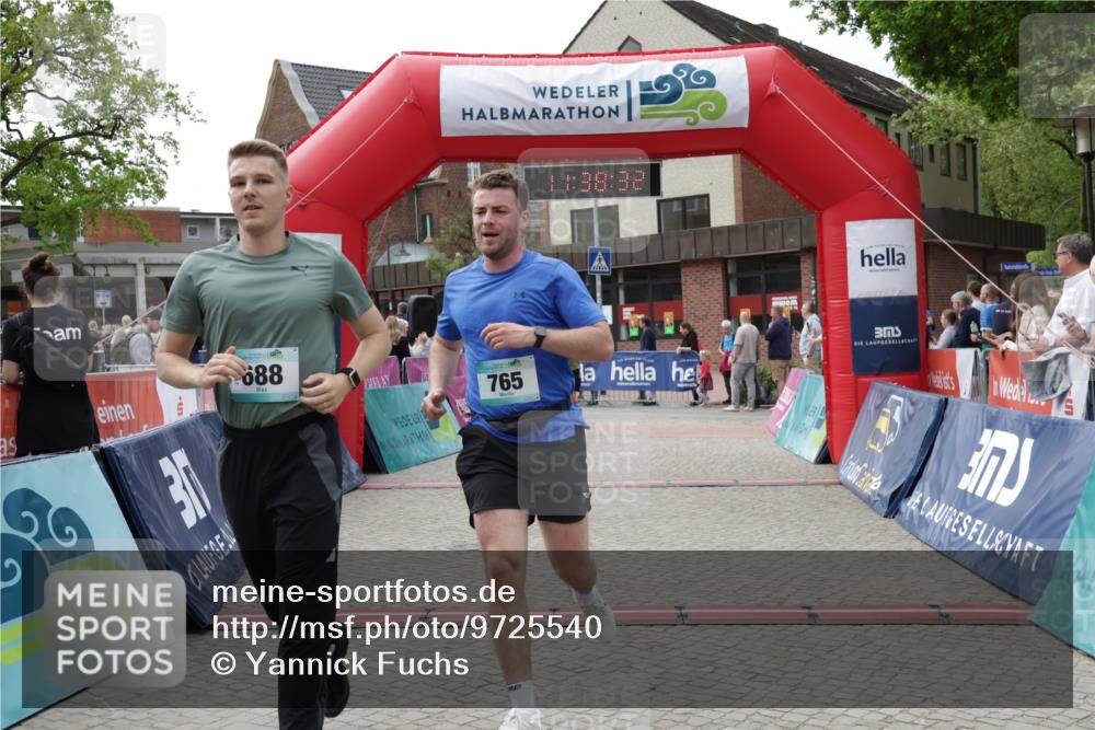 10.05.2026 - 8. Wedeler Halbmarathon Yannick Fuchs http://msf.ph/oto/9725540 10.05.2026 11:38:30 Ziel 360, 425, 688, 765, 2040 meine-sportfotos.de