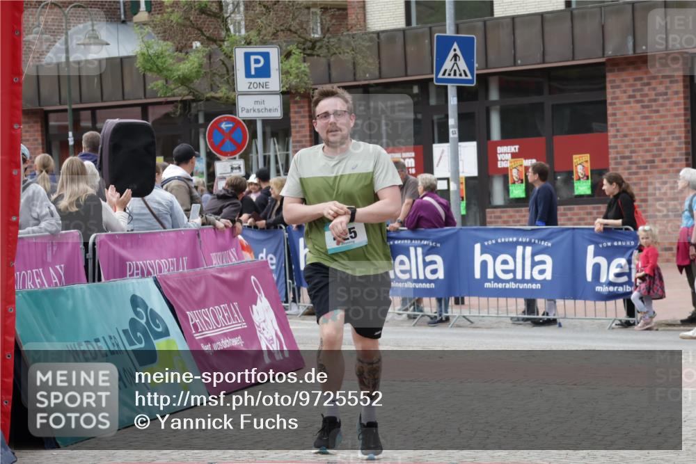 10.05.2026 - 8. Wedeler Halbmarathon Yannick Fuchs http://msf.ph/oto/9725552 10.05.2026 11:38:32 Ziel 425, 688, 765 meine-sportfotos.de