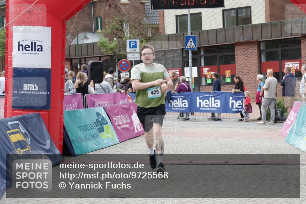 10.05.2026 - 8. Wedeler Halbmarathon Yannick Fuchs http://msf.ph/oto/9725568 10.05.2026 11:38:32 Ziel 425, 688, 765 meine-sportfotos.de