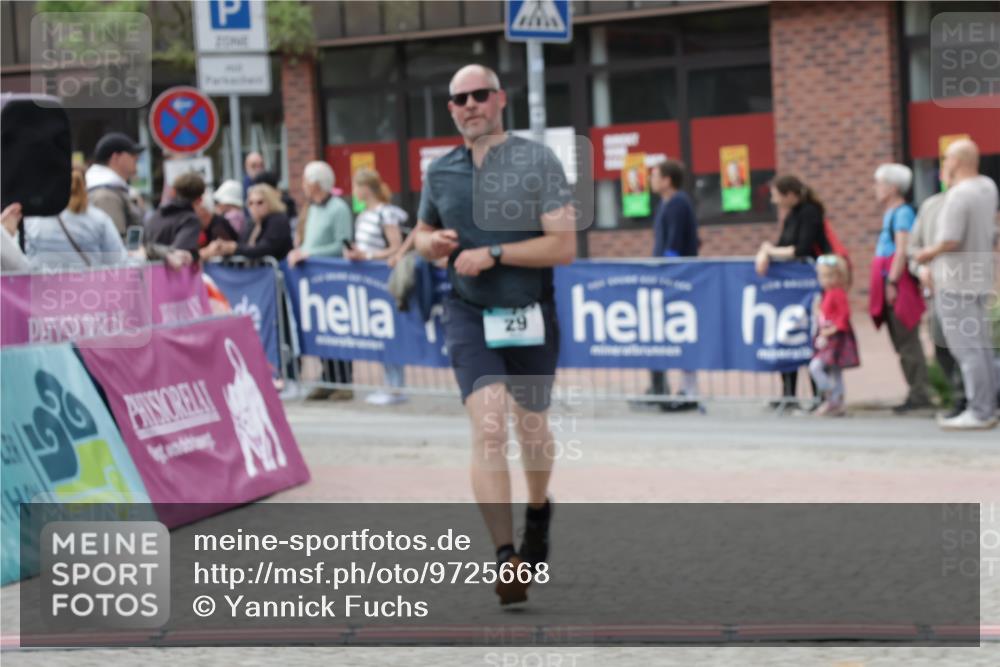 10.05.2026 - 8. Wedeler Halbmarathon Yannick Fuchs http://msf.ph/oto/9725668 10.05.2026 11:38:39 Ziel 29, 225, 911 meine-sportfotos.de