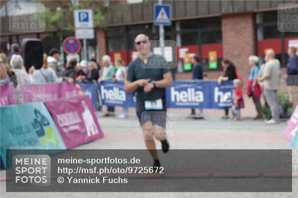 10.05.2026 - 8. Wedeler Halbmarathon Yannick Fuchs http://msf.ph/oto/9725672 10.05.2026 11:38:39 Ziel 29, 225, 911 meine-sportfotos.de