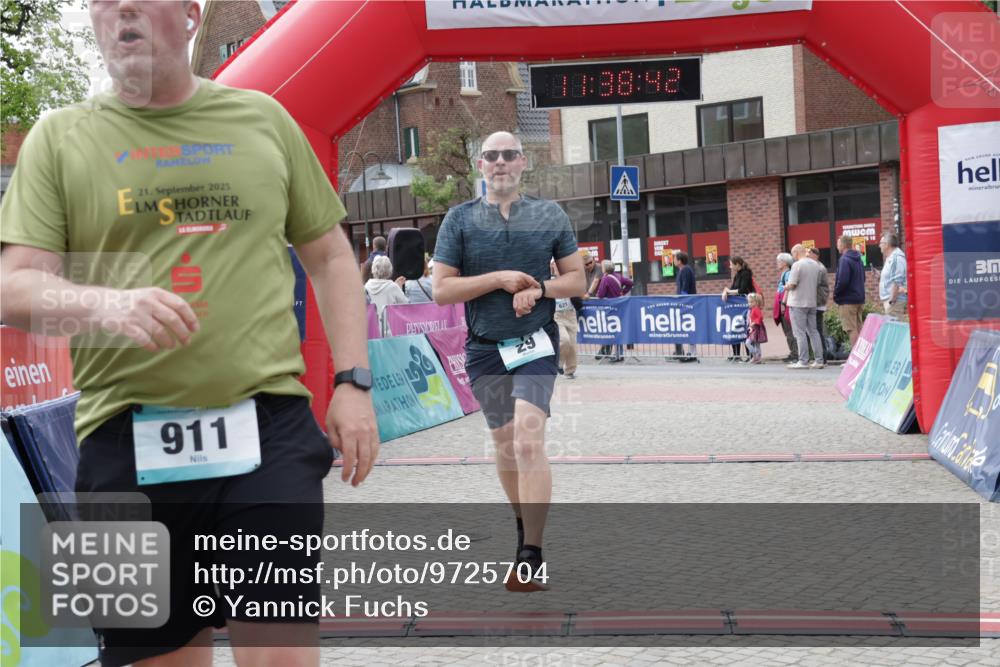 10.05.2026 - 8. Wedeler Halbmarathon Yannick Fuchs http://msf.ph/oto/9725704 10.05.2026 11:38:41 Ziel 29, 225, 625, 911 meine-sportfotos.de