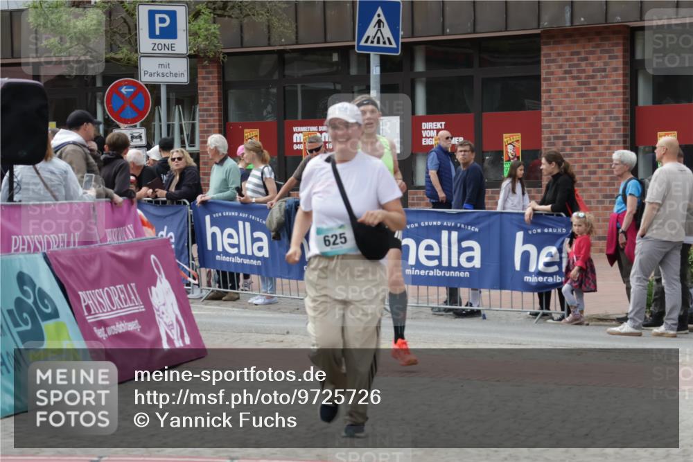 10.05.2026 - 8. Wedeler Halbmarathon Yannick Fuchs http://msf.ph/oto/9725726 10.05.2026 11:38:44 Ziel 29, 214, 225, 625, 911 meine-sportfotos.de