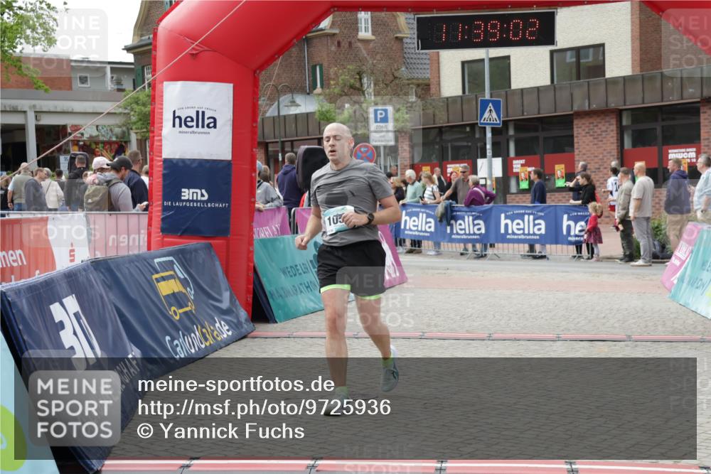 10.05.2026 - 8. Wedeler Halbmarathon Yannick Fuchs http://msf.ph/oto/9725936 10.05.2026 11:39:00 Ziel 13, 121, 392, 1051 meine-sportfotos.de