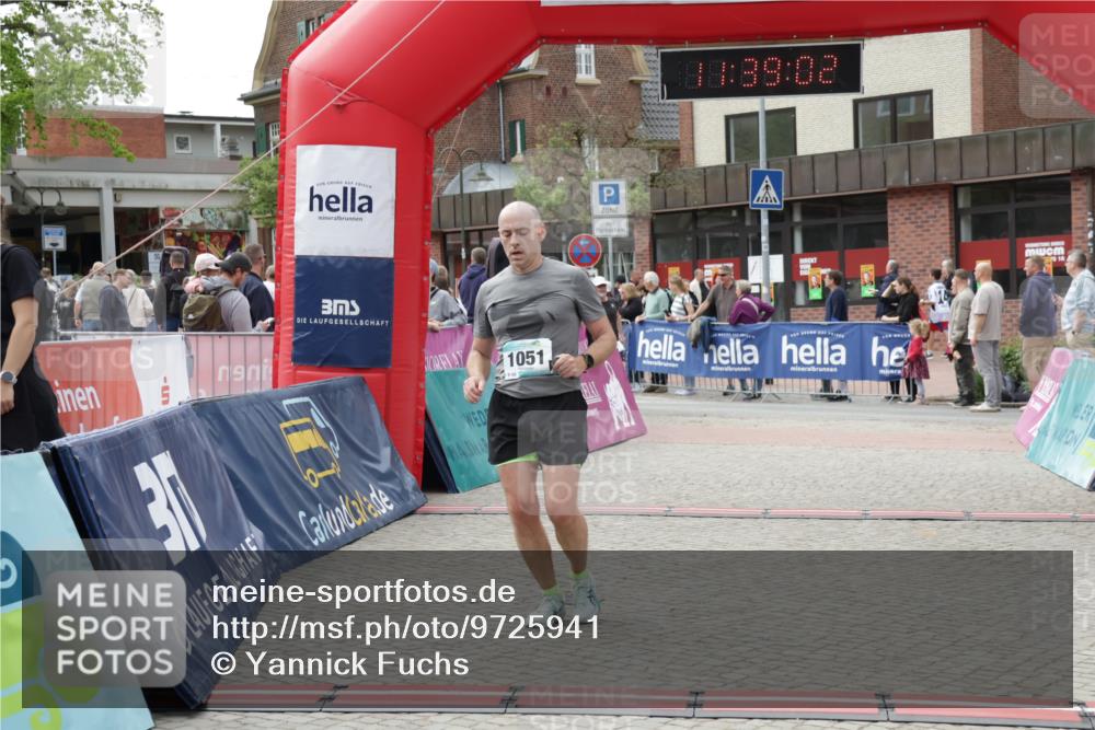 10.05.2026 - 8. Wedeler Halbmarathon Yannick Fuchs http://msf.ph/oto/9725941 10.05.2026 11:39:00 Ziel 13, 121, 392, 1051 meine-sportfotos.de