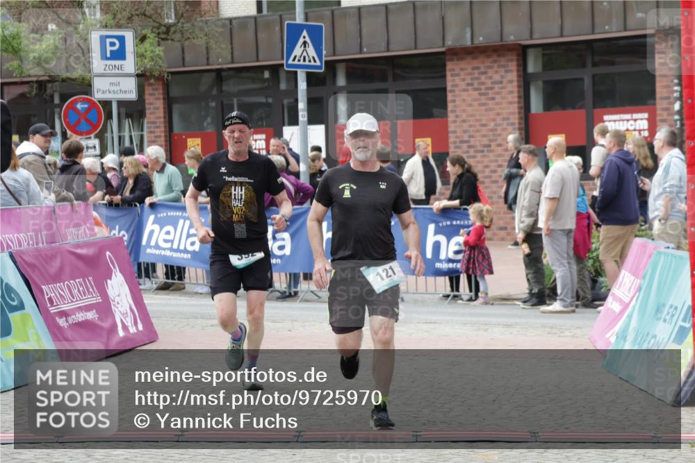 10.05.2026 - 8. Wedeler Halbmarathon Yannick Fuchs http://msf.ph/oto/9725970 10.05.2026 11:39:03 Ziel 121, 392, 1051 meine-sportfotos.de
