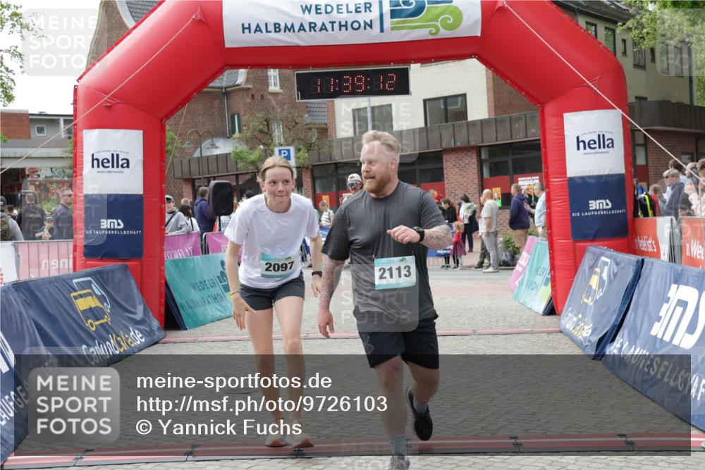 10.05.2026 - 8. Wedeler Halbmarathon Yannick Fuchs http://msf.ph/oto/9726103 10.05.2026 11:39:10 Ziel 392, 2097, 2104, 2113 meine-sportfotos.de