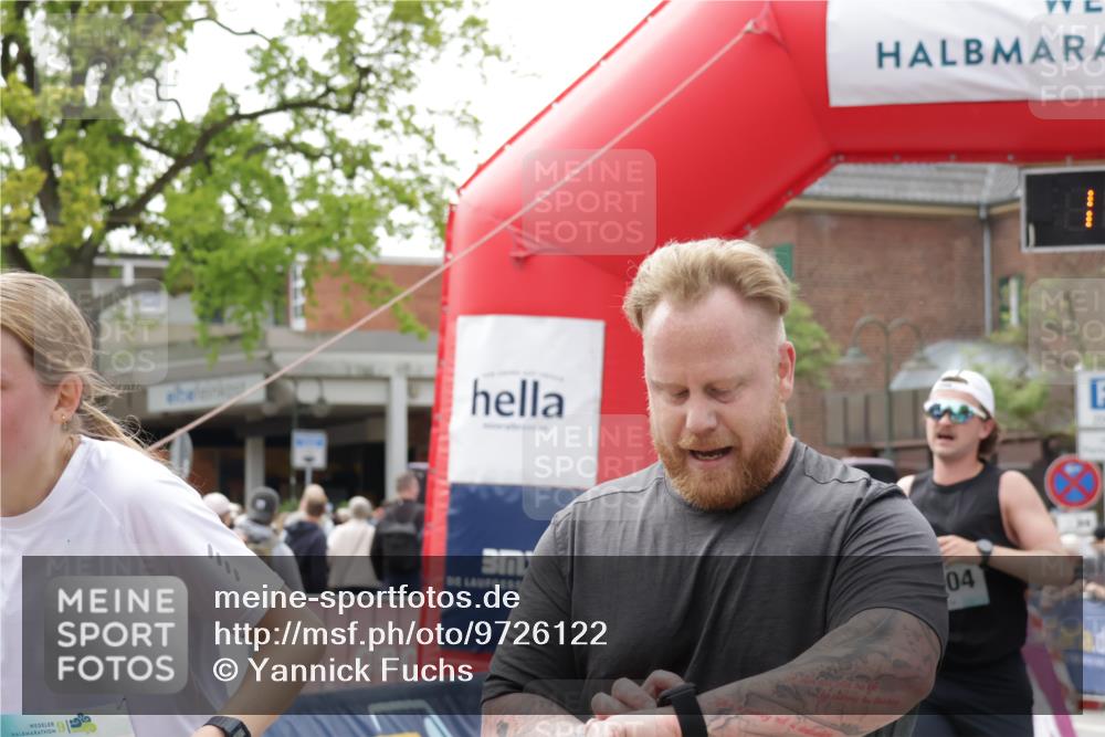 10.05.2026 - 8. Wedeler Halbmarathon Yannick Fuchs http://msf.ph/oto/9726122 10.05.2026 11:39:12 Ziel 2097, 2104, 2113 meine-sportfotos.de